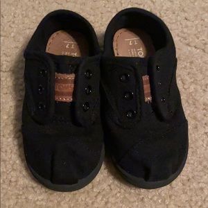 Toms black toddler shoes